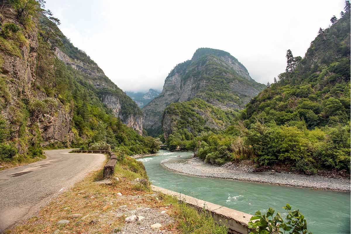 Абхазская дорога. Юпшарский каньон Абхазия. Рицинское ущелье Абхазия. Озеро Рица каньон. Абхазия дорого га озеро Рица.
